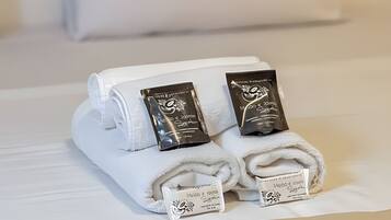 Basic Apartment | Bathroom amenities | Shower