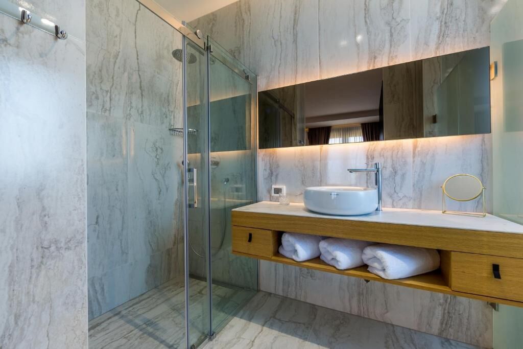 Superior Apartment, Balcony, Pool View | Bathroom | Shower, free toiletries, hair dryer, bathrobes