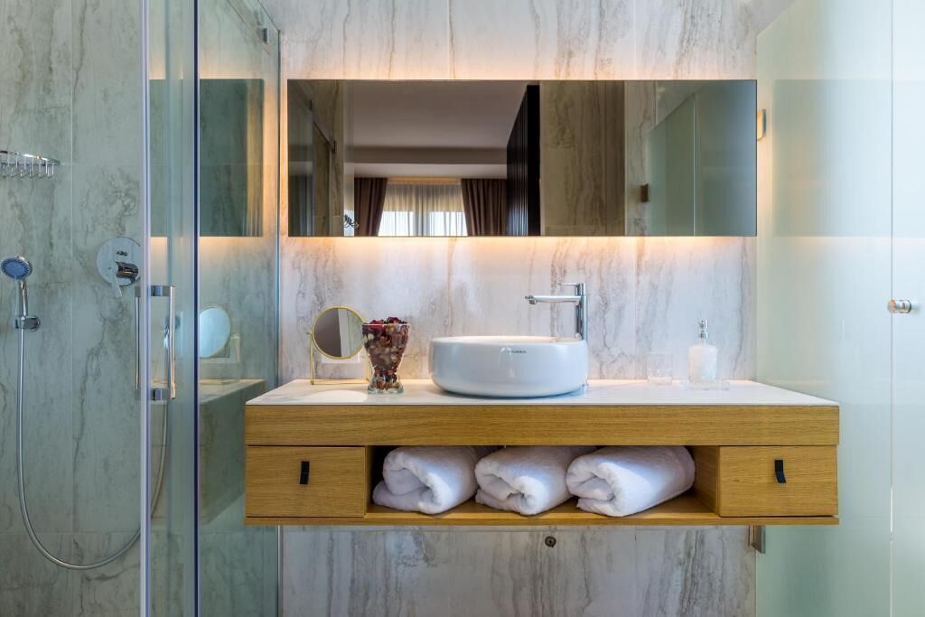 Superior Apartment, Balcony, Pool View | Bathroom | Shower, free toiletries, hair dryer, bathrobes