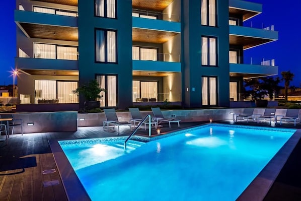 Piscina externa sazonal, funciona das 6h às 22h, guarda-sóis