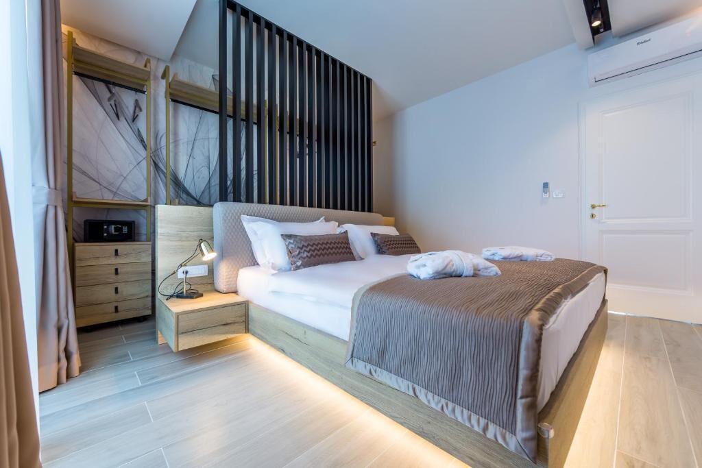 Luxe beddengoed, donsdekens, een kluis op de kamer, een laptopwerkplek