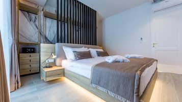 Luxe beddengoed, donsdekens, een kluis op de kamer, een laptopwerkplek