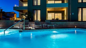 Apartamento Deluxe, balcón, vistas al patio | Piscina | Una piscina al aire libre de temporada (de 06:00 a 22:00), sombrillas