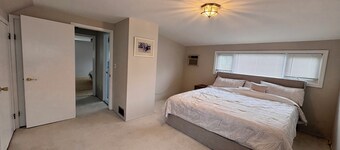 Spacious 4BR Home with Backyard. Sleeps 10  Direct to NYC 40 Min. Malls & Shops!