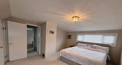 Spacious 4BR Home with Backyard. Sleeps 10 Direct to NYC 40 Min. Malls & Shops!