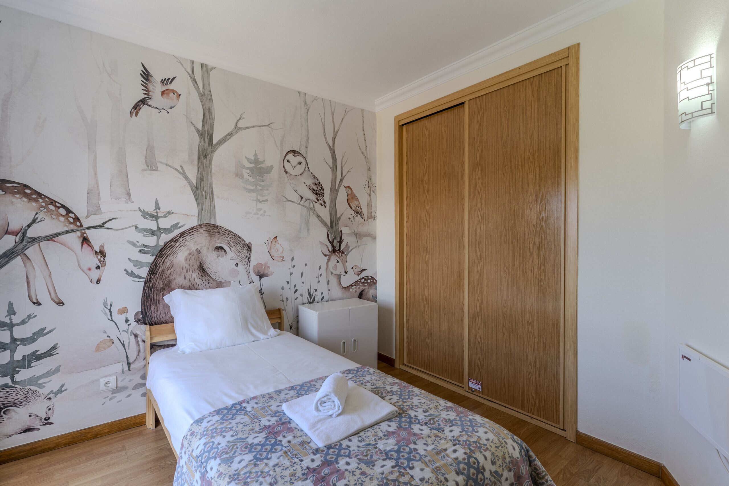 3 slaapkamers, een strijkplank/strijkijzer, gratis wifi, beddengoed