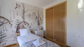 3 slaapkamers, een strijkplank/strijkijzer, gratis wifi, beddengoed