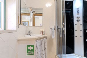 Douche, sèche-cheveux, bidet, serviettes fournies