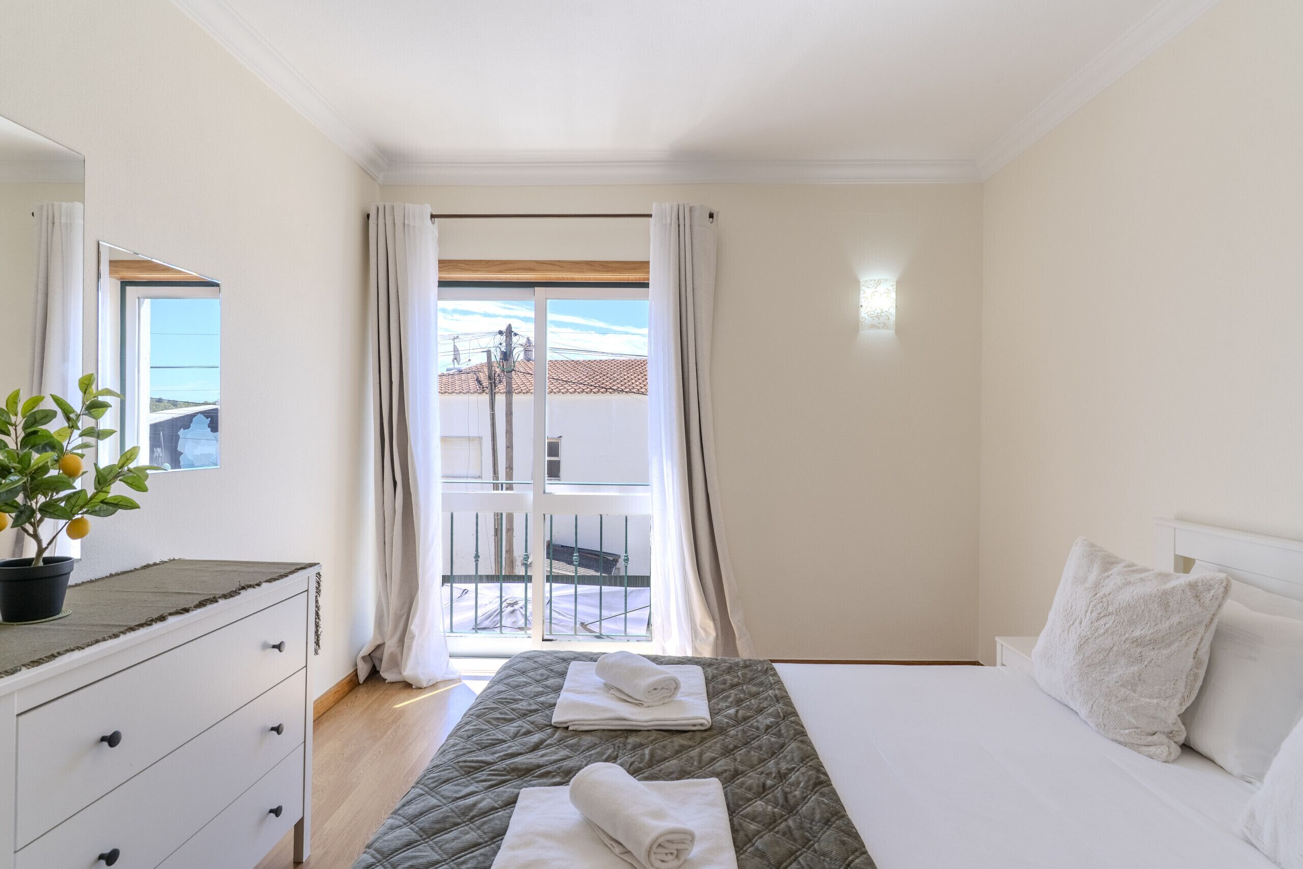 3 slaapkamers, een strijkplank/strijkijzer, gratis wifi, beddengoed