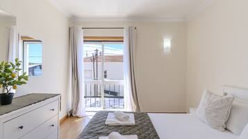 3 slaapkamers, een strijkplank/strijkijzer, gratis wifi, beddengoed