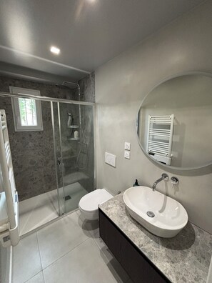 Shower, hair dryer, bidet, towels - Appartement indépendant avec terrasse et parking privé (Roquebrune-sur-Argens)