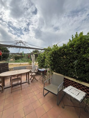 Outdoor dining - Appartement indépendant avec terrasse et parking privé (Roquebrune-sur-Argens)