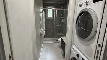 Dusche, Haartrockner, Bidet, Handtücher