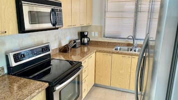 Vila luxo, piscina particular | Cozinha privada | Cafeteira/chaleira