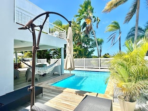 Una piscina al aire libre