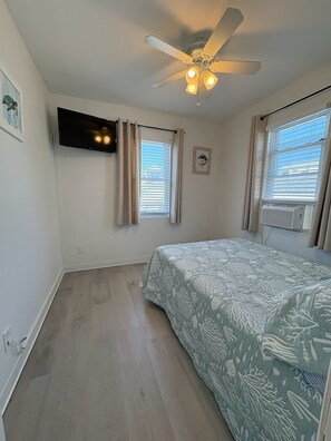 Room - Sun Soaked Backyard Beach Bungalow (North Wildwood)