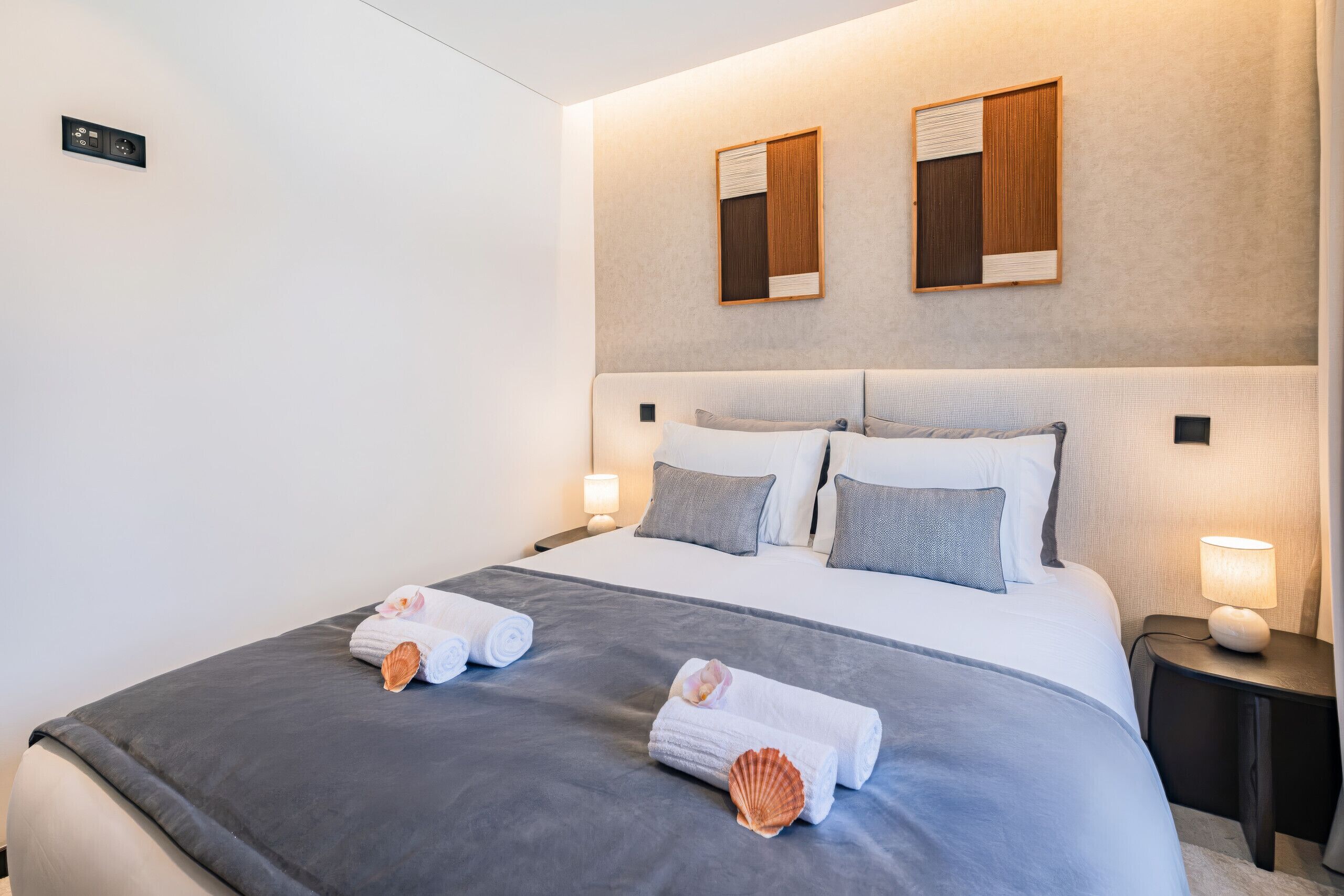 3 chambres, coffres-forts dans les chambres, fer et planche à repasser