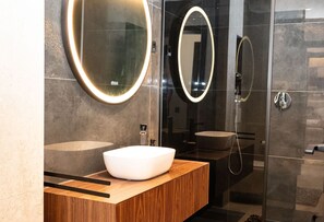 Shower, hair dryer, towels - House with Rooftop & Jacuzzi in Albufeira (Albufeira)