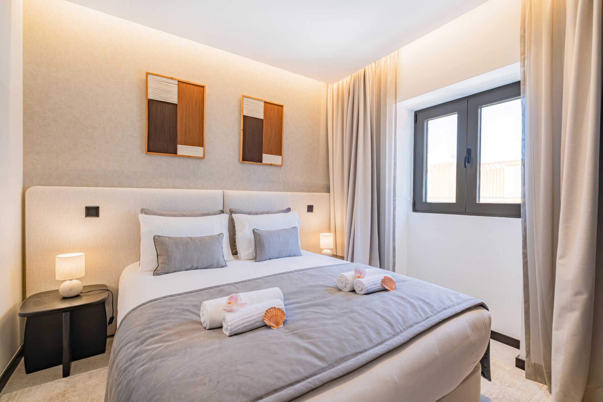 3 chambres, coffre-fort, fer et planche à repasser