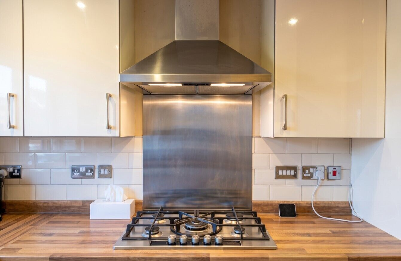 Gas hob with stainless splashback ready for home cooked meals