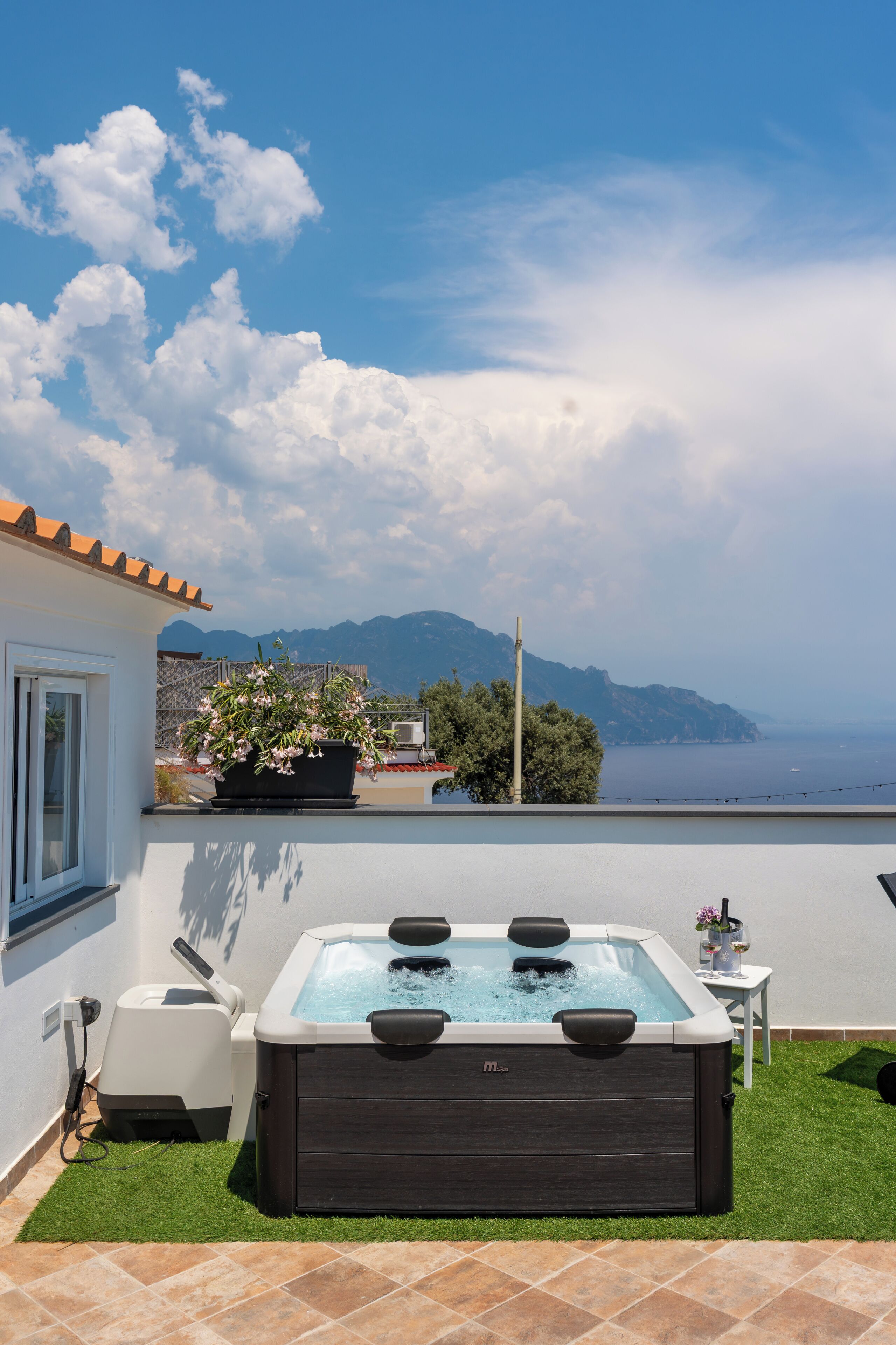 Un jacuzzi con vista al mar y a las montañas.