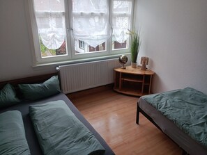 2 bedrooms, bed sheets - Horstis Apartment "Reni" – Relaxing Stay Surrounded by Nature (Geratal)