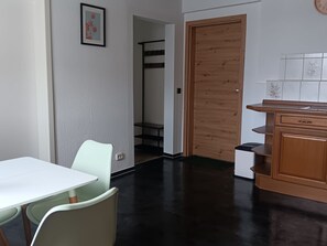 Dining - Horstis Apartment "Reni" – Relaxing Stay Surrounded by Nature (Geratal)