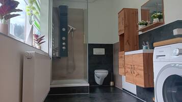 Dusche, Haartrockner, Handtücher
