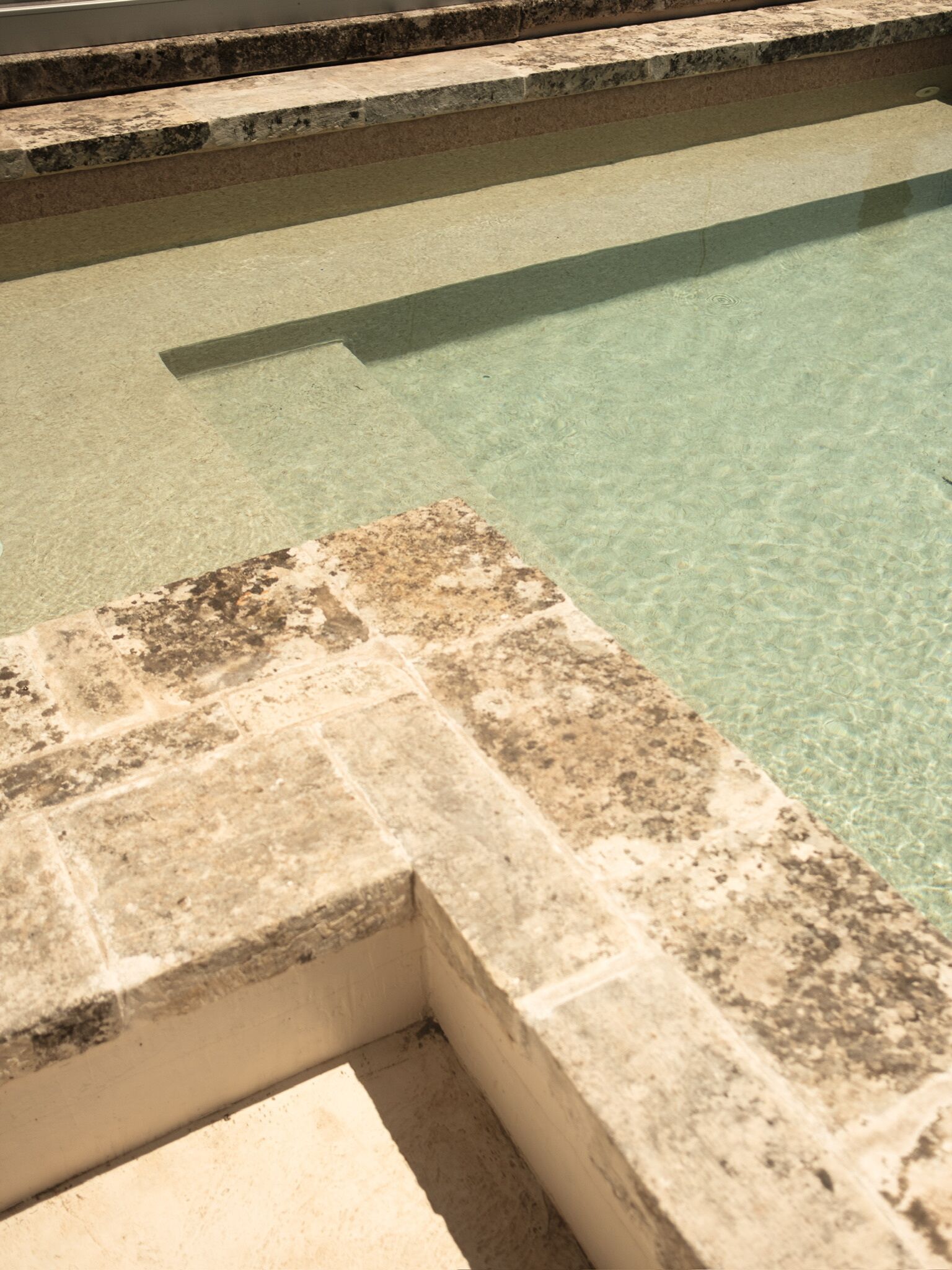 Una piscina al aire libre de temporada