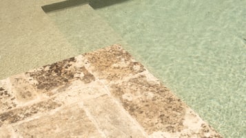 Una piscina al aire libre de temporada