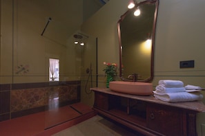 Executive Double Room, Balcony | Bathroom - Palazzo Vitti Residenza storica (CAMPI SALENTINA)