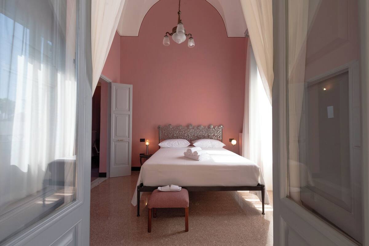 Quarto casal conforto, vista para o pátio | Wi-Fi de cortesia