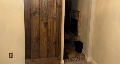 3-bedroom house in pleasant Lubbock with cool AC