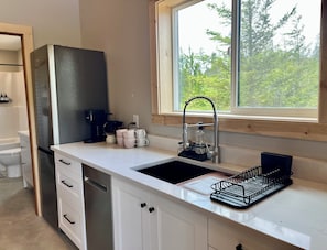 Coffee/tea maker, fridge, oven, stovetop