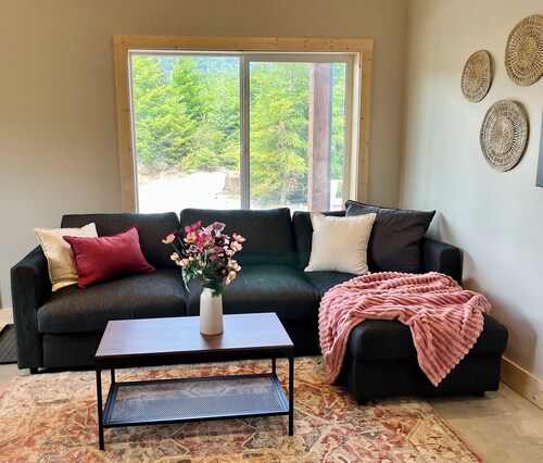 Located on 160acres of Nature in Welcoming Shirley. Unwind at Cozy Bear Cabin