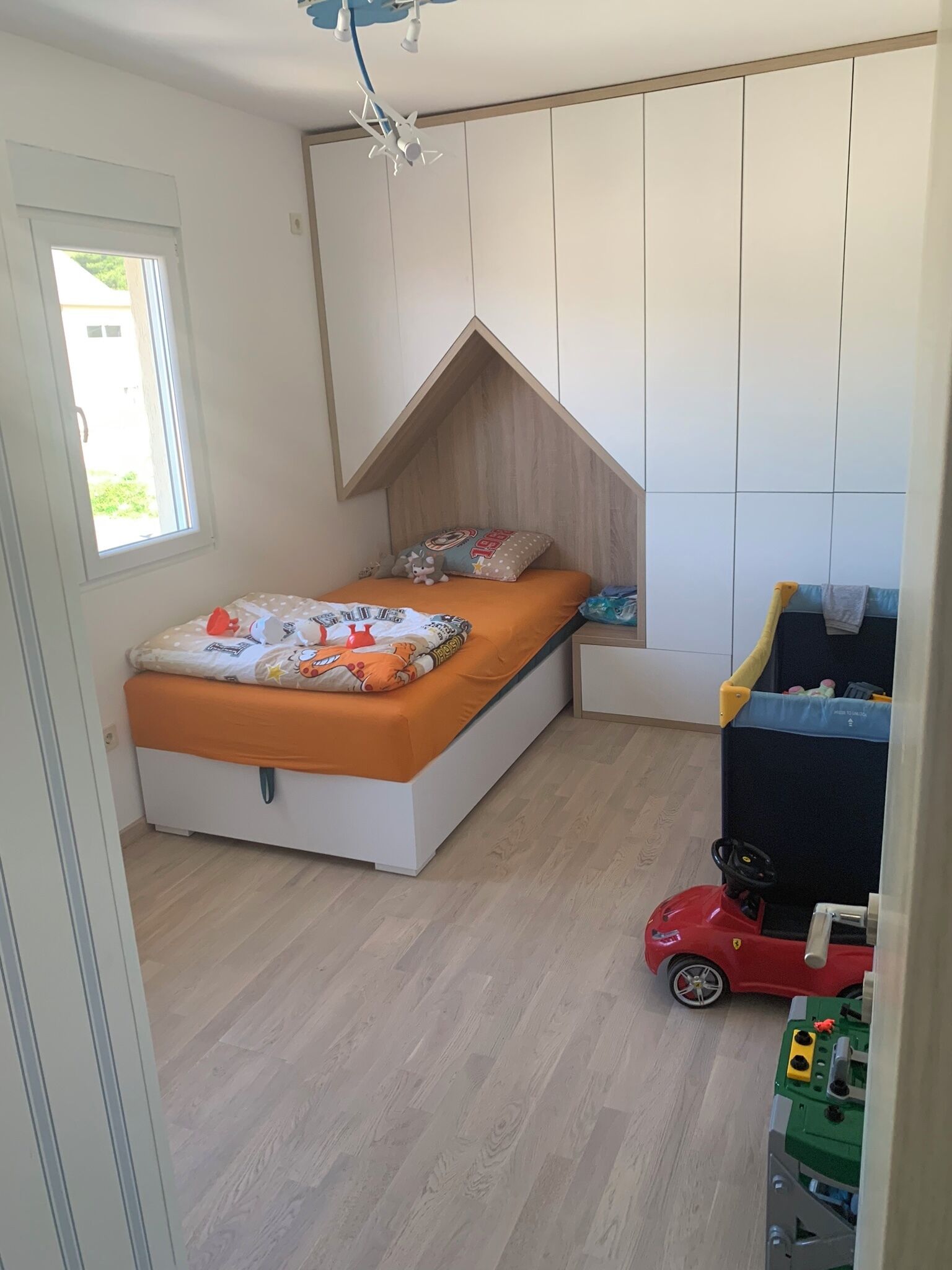 4 slaapkamers, een strijkplank/strijkijzer, gratis wifi, beddengoed