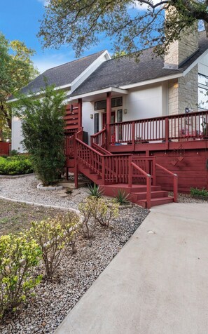 Exterior - Private A-frame house! Lake, World class Spa next door!
Total retreat and relax (Austin)