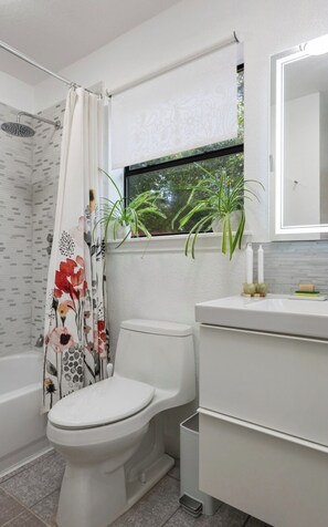 Bathroom - Private A-frame house! Lake, World class Spa next door!
Total retreat and relax (Austin)