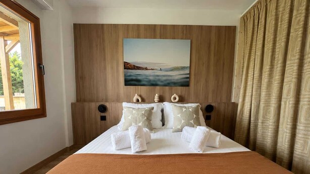 Ein Hotelzimmer mit einem Bett, einem Bild an der Wand und einem Fenster.