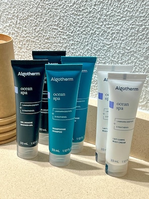 Een selectie Algotherm producten voor de oceaan spa, waaronder douchegel, shampoo en bodylotion.