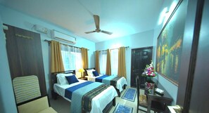 Desk, laptop workspace, WiFi (free) - Casa de Souza (Verna)