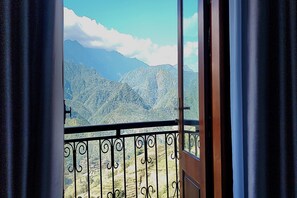 A balcony with a wrought iron railing overlooking a mountainous landscape. - Mountain View Homestay SaPa (Sa Pa)
