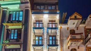 A multi-story building with a bar and pub at the ground level. - Mountain View Homestay SaPa (Sa Pa)