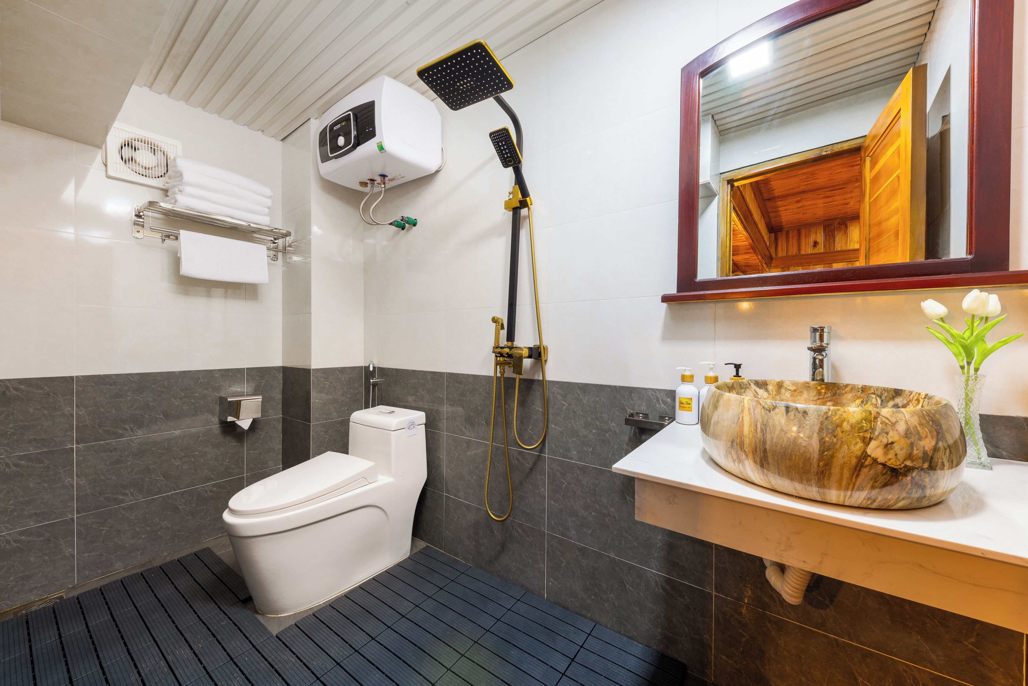 Estudio panorámico, vista a la montaña | Baño | Amenidades de baño gratuitas, secadora de cabello, toallas, jabón 