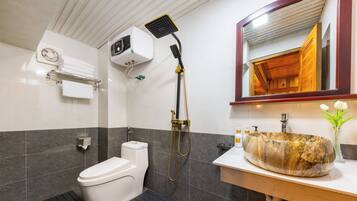 Estudio panorámico, vista a la montaña | Baño | Amenidades de baño gratuitas, secadora de cabello, toallas, jabón