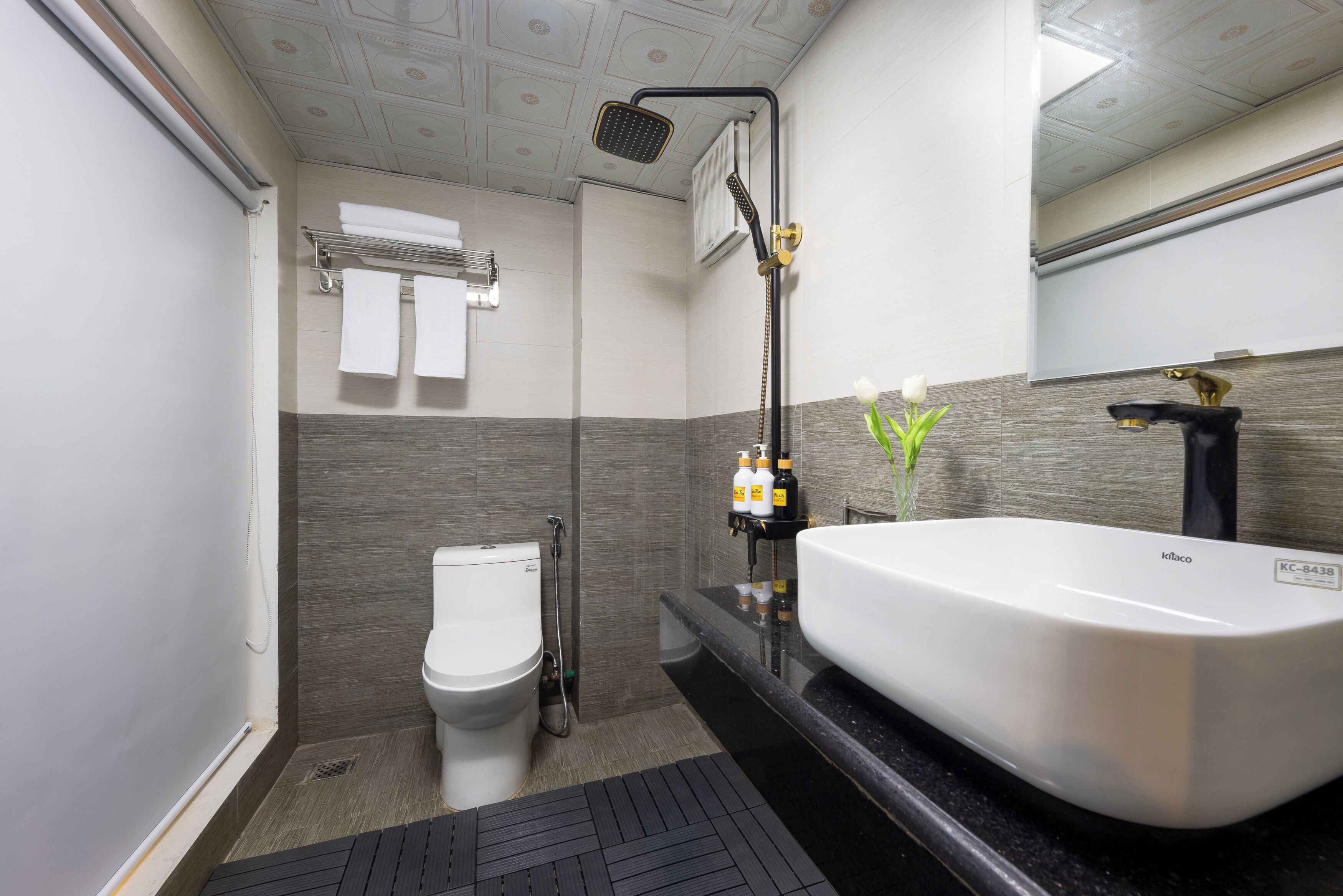 Habitación doble, vista al jardín | Baño | Amenidades de baño gratuitas, secadora de cabello, toallas, jabón 