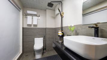 Habitación doble, vista al jardín | Baño | Amenidades de baño gratuitas, secadora de cabello, toallas, jabón