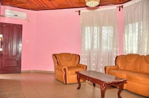 Living area - Vrbo Property (Région du Littoral)