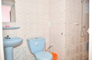 Shower, hair dryer, towels, soap - Vrbo Property (Région du Littoral)