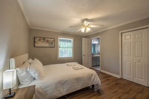 Luxury Marietta Oasis Mins to Truist Park & East Cobb Home for Groups